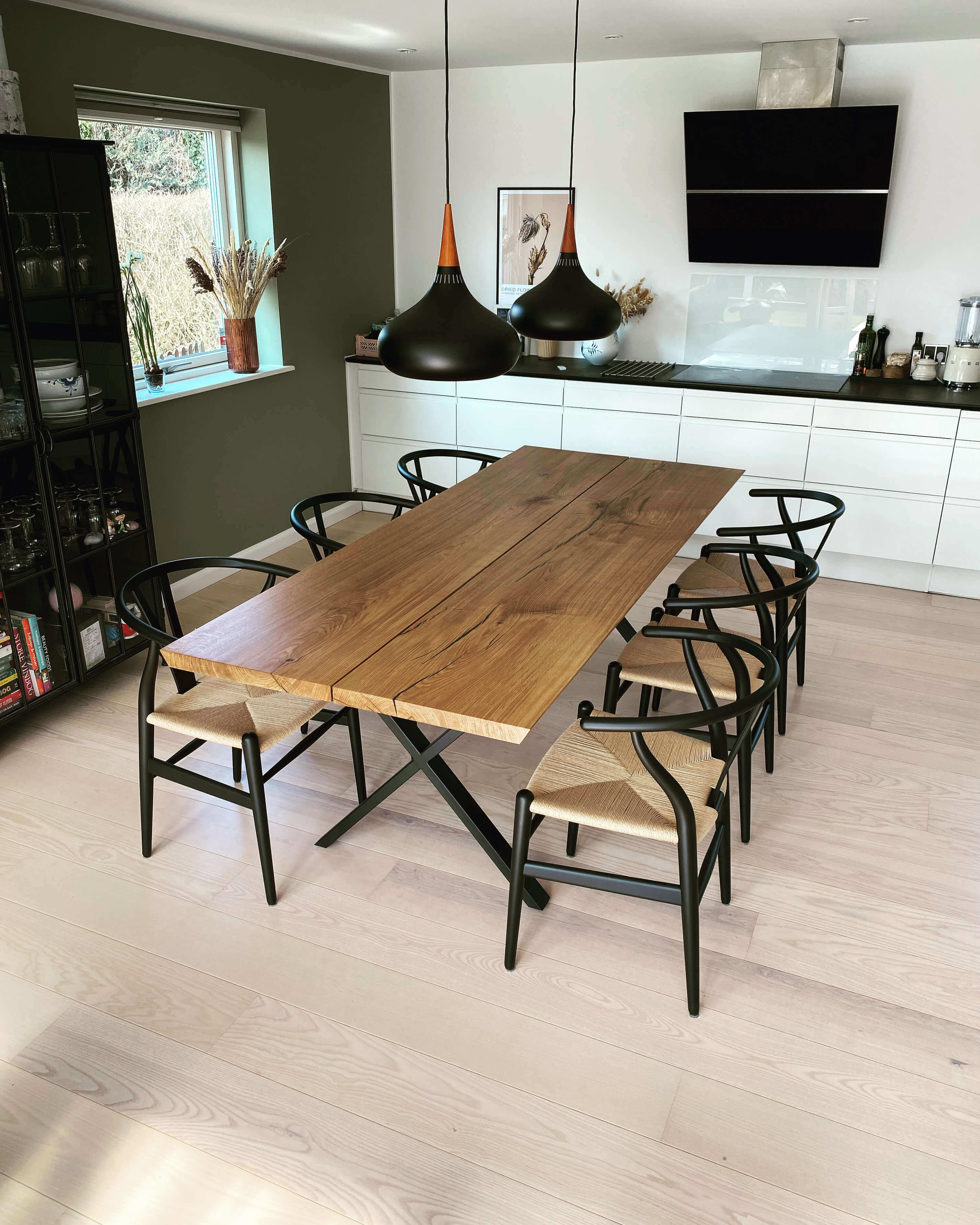 Naturolieret plankebord i egetræ med åben midte