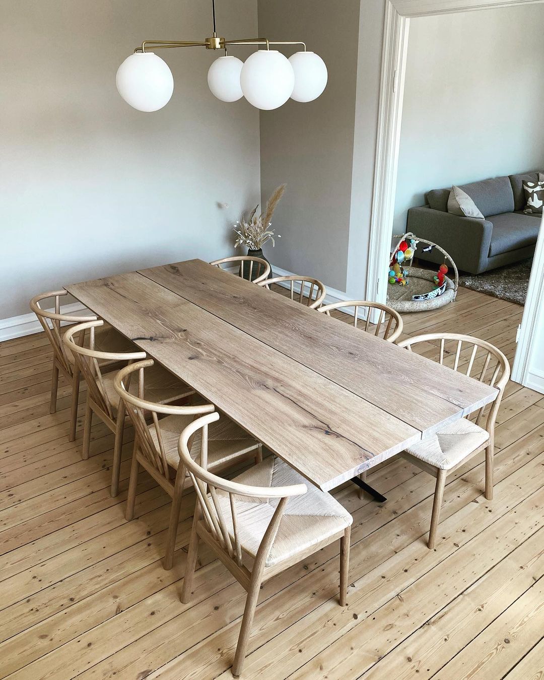 Flot hvidolieret egetræsbord med fire stole på hver side