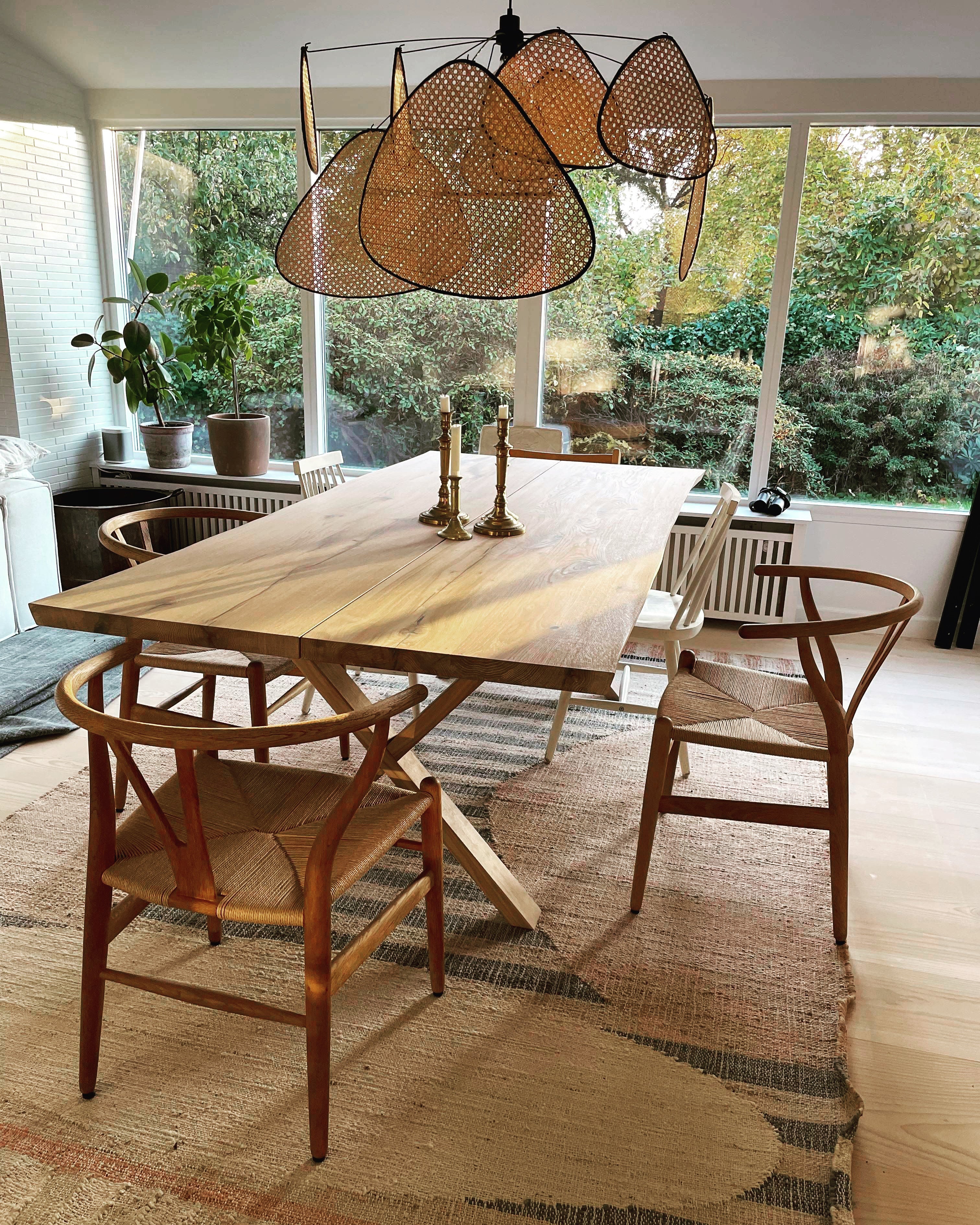 Naturolieret egetræsbord med naturolieret stole til