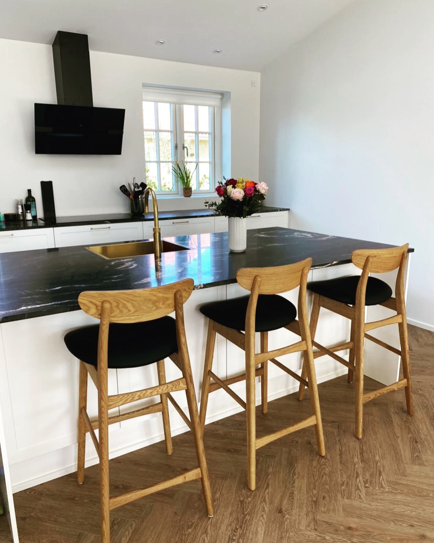 naturolieret barstole i egetræ i køkkenet