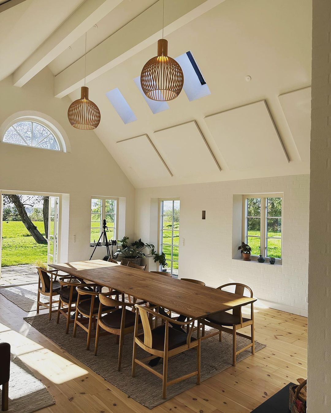 stort naturolieret plankebord i egetræ med 10 stole rundt om