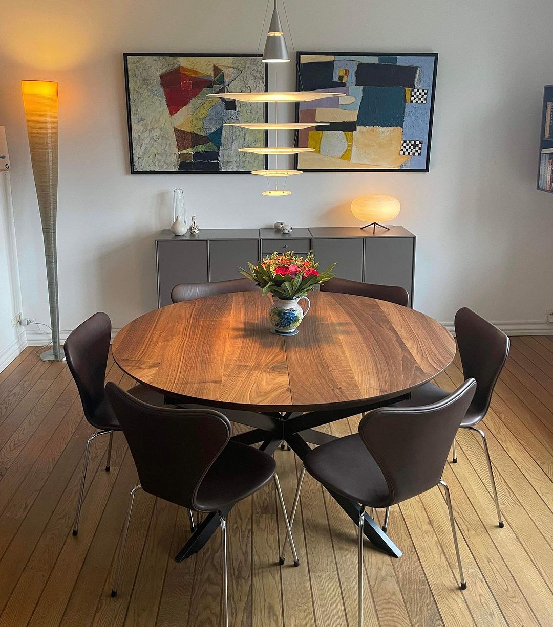 naturolieret rundtbord i europæisk valnød med flotte læderstole rundt om