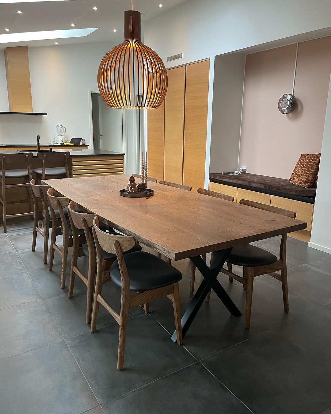 Mørkolieret plankebord i egetræ 4cm med matchende stole til