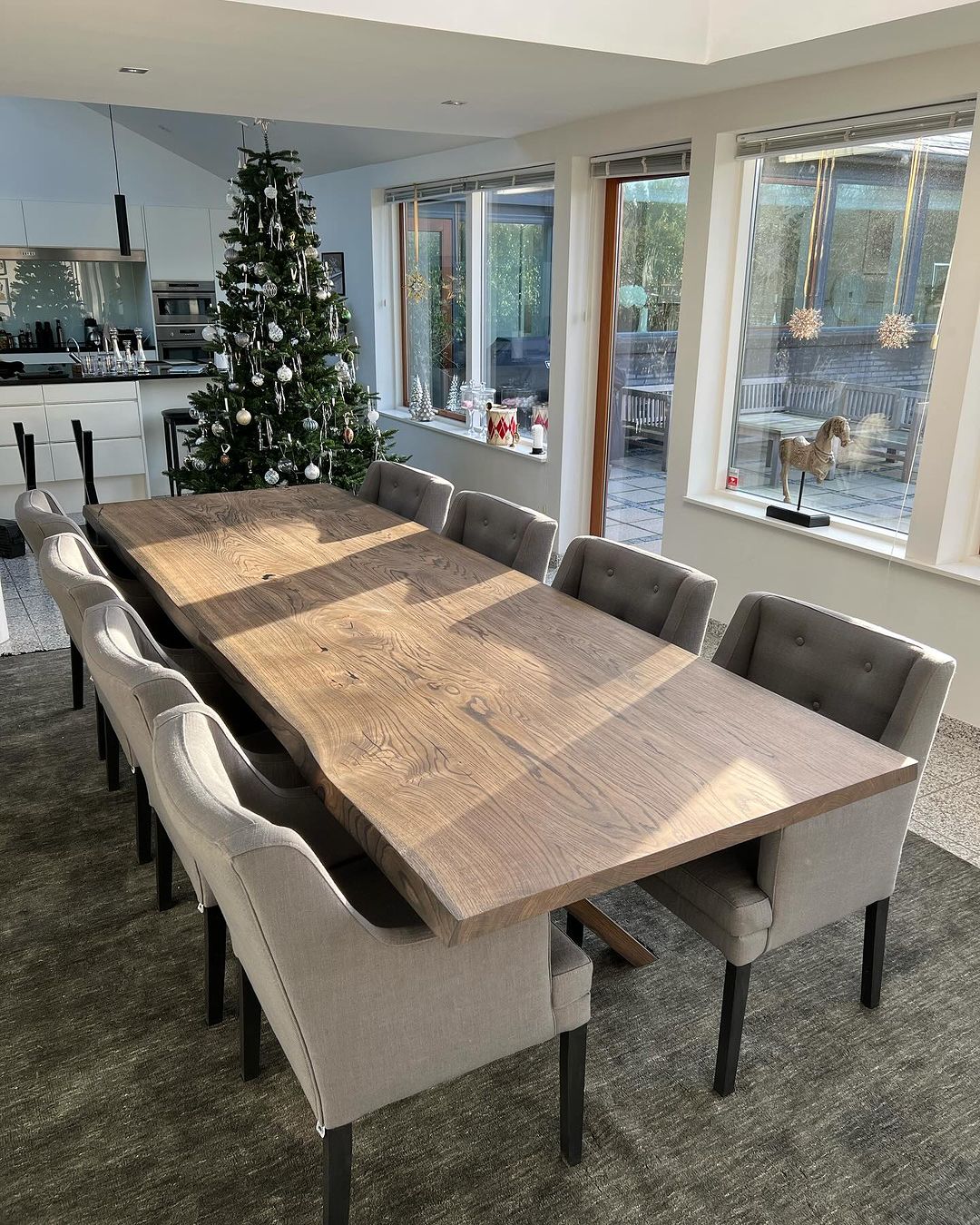 Sortolieret plankebord i egetræ med stofstole rundt om