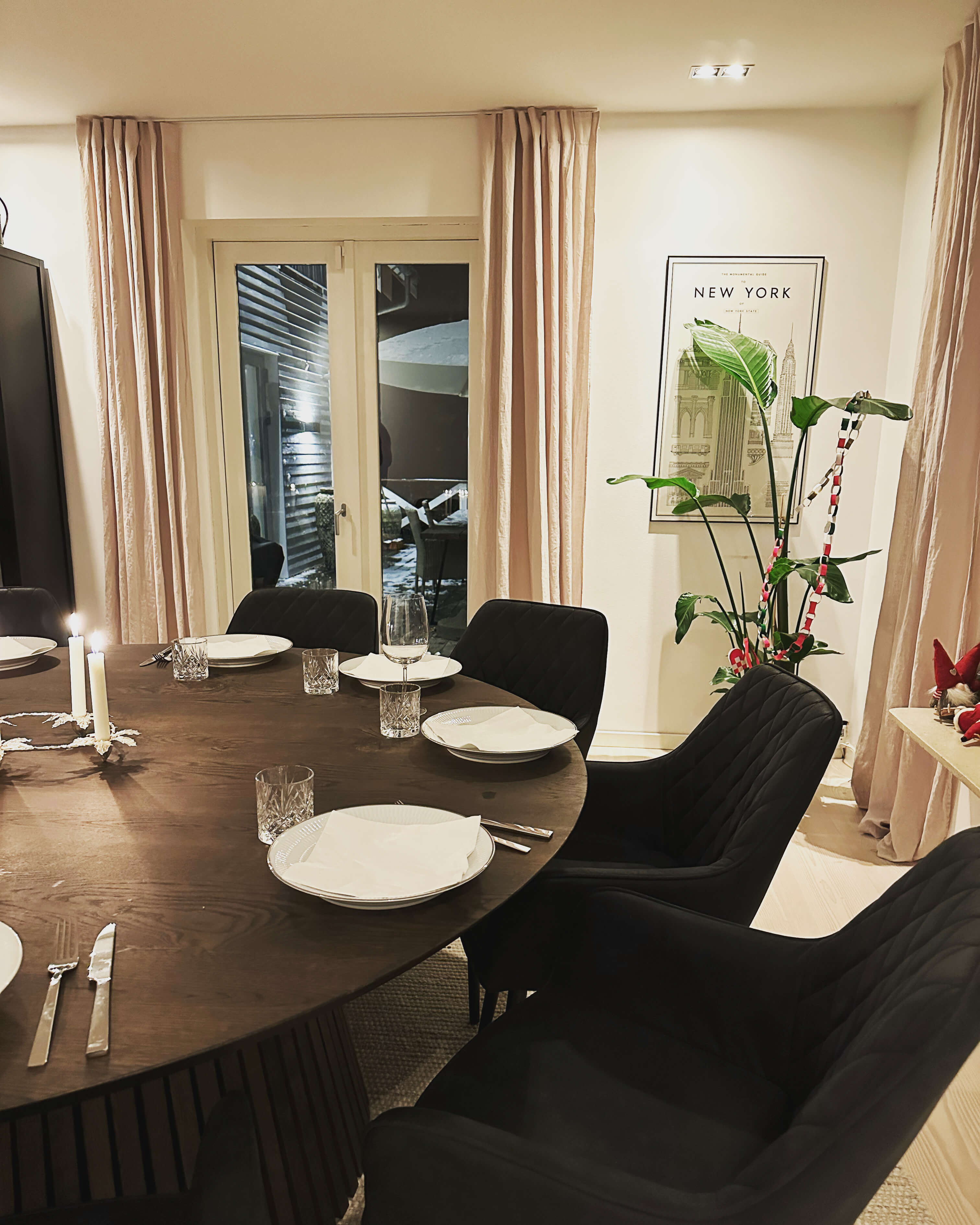 Mørkt spisebord som et rundbord i egetræ