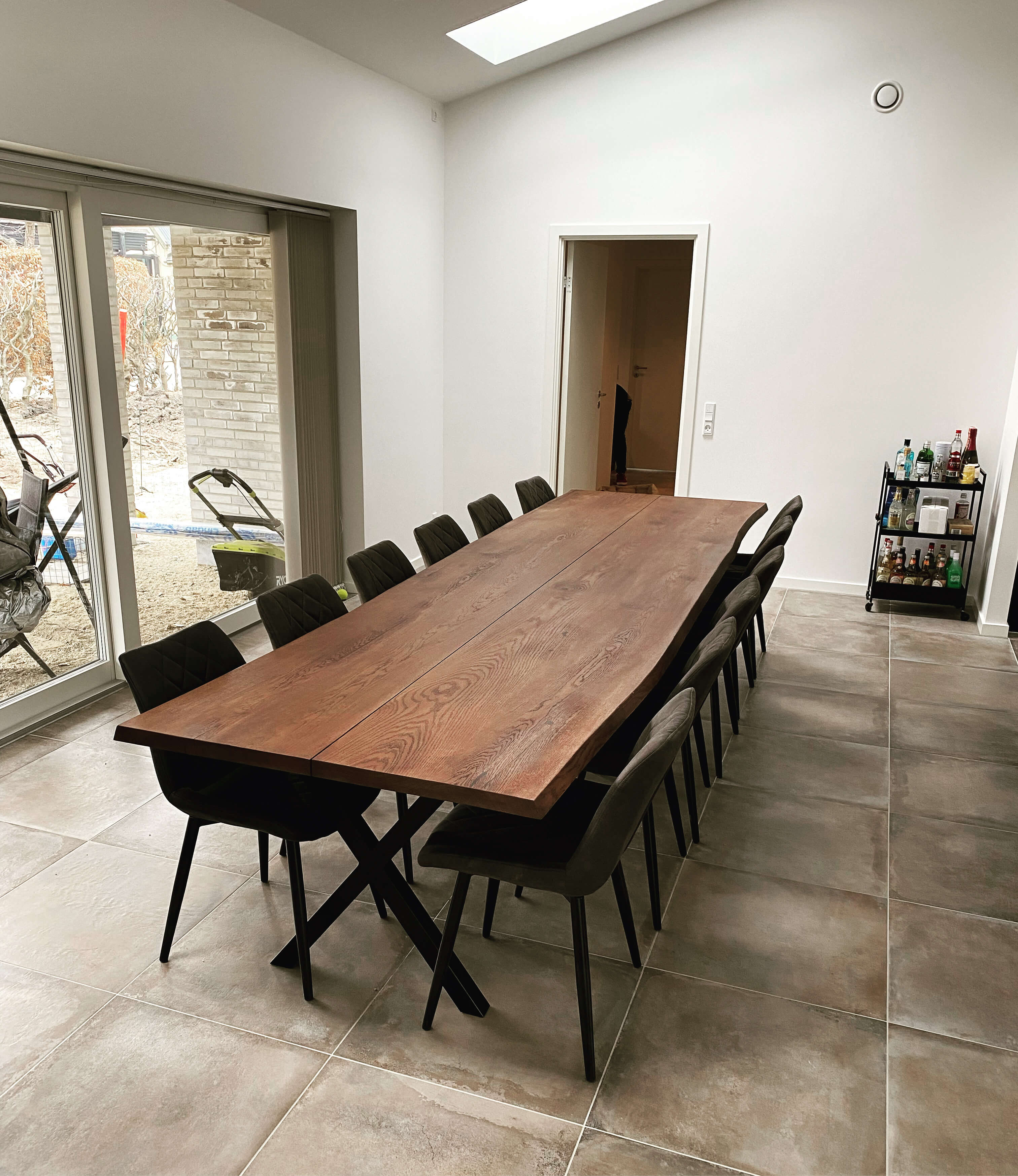 Flot mørkolieret plankebord i stuen