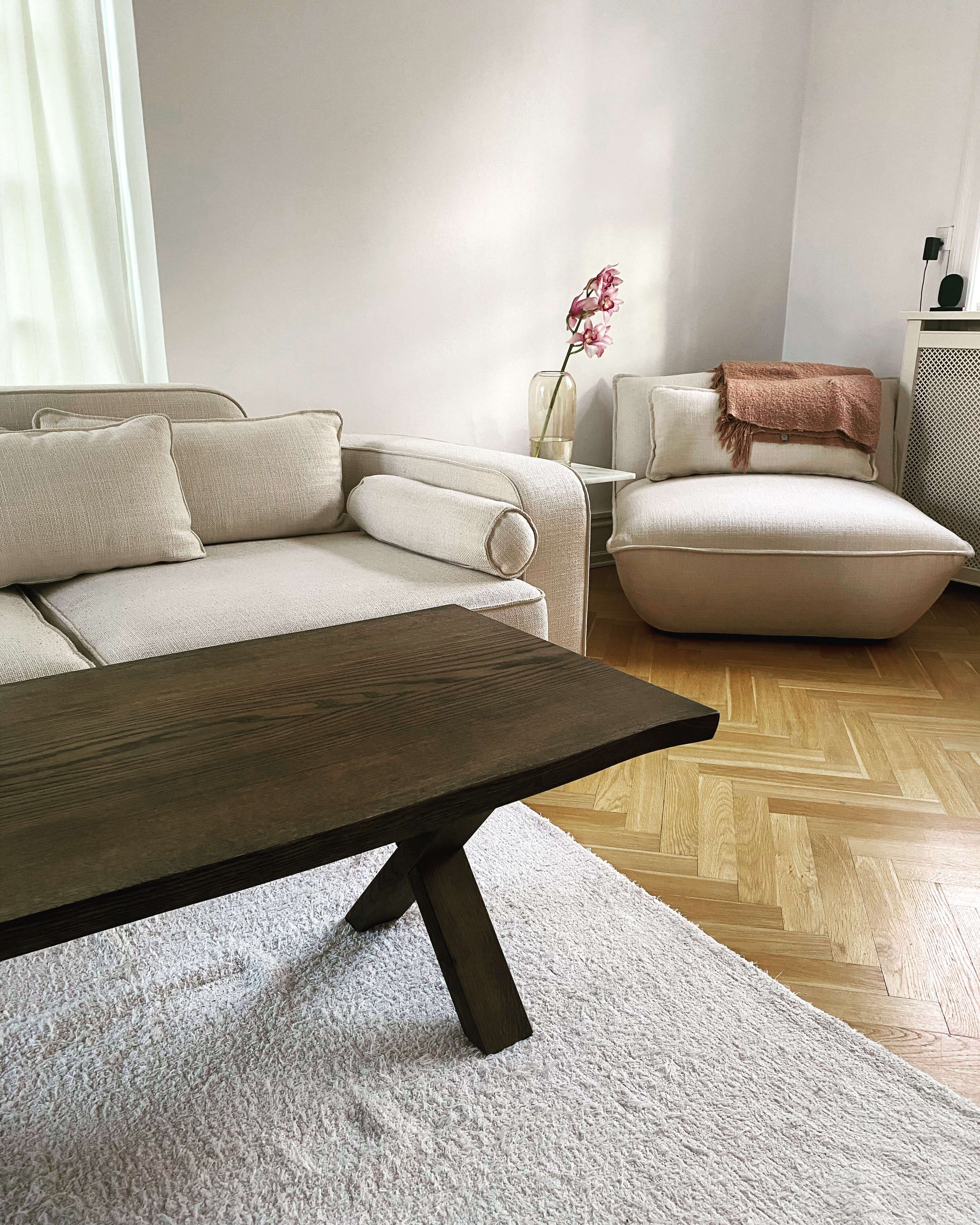 Aflangt sofabord i sortolieret egetræ i stuen