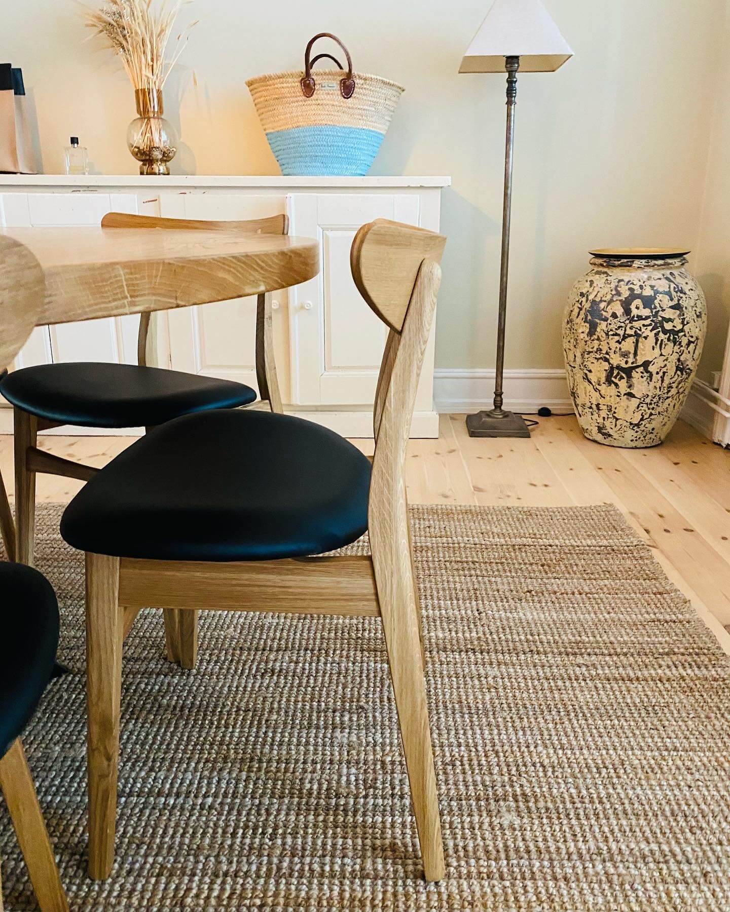 naturolieret egetræsstol med sort læder hynde