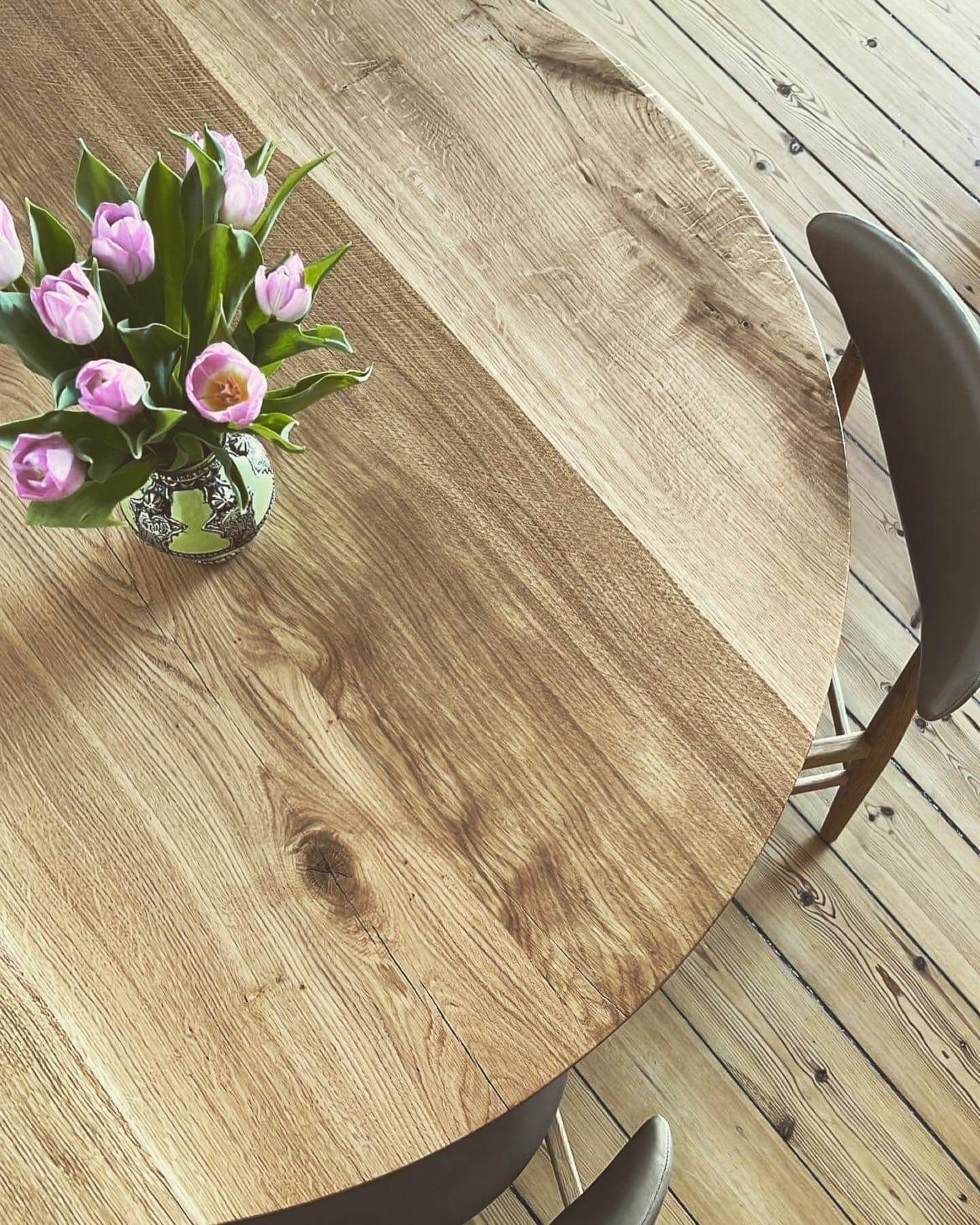 Stilrent rundbord i egetræ med blomster på