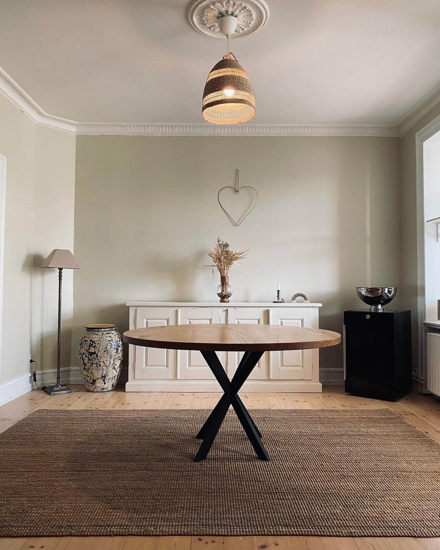 rundbord i stue med sorte ben og naturfarve
