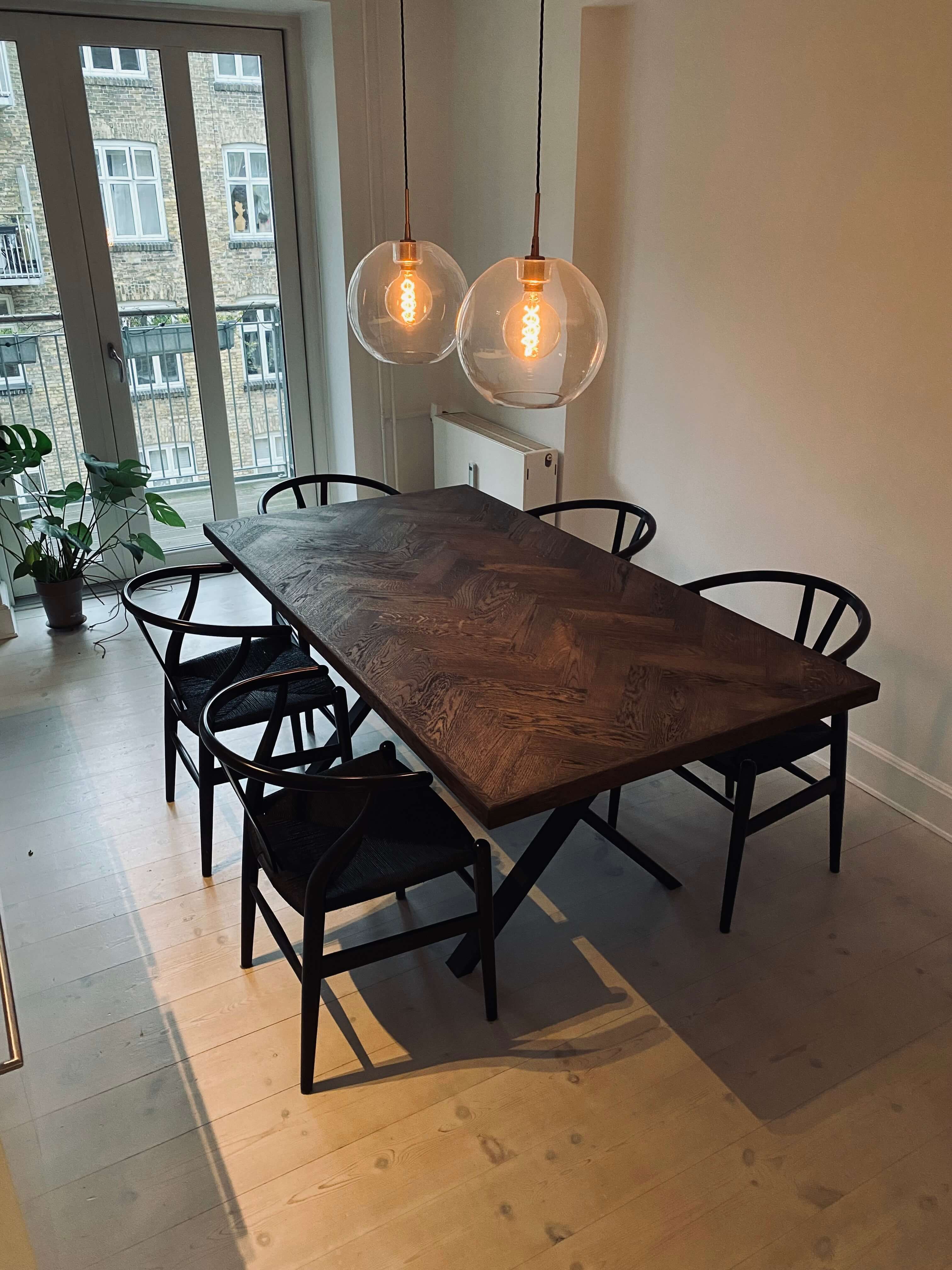 Mørkolieret sildebensbord i egetræ med sorte stole