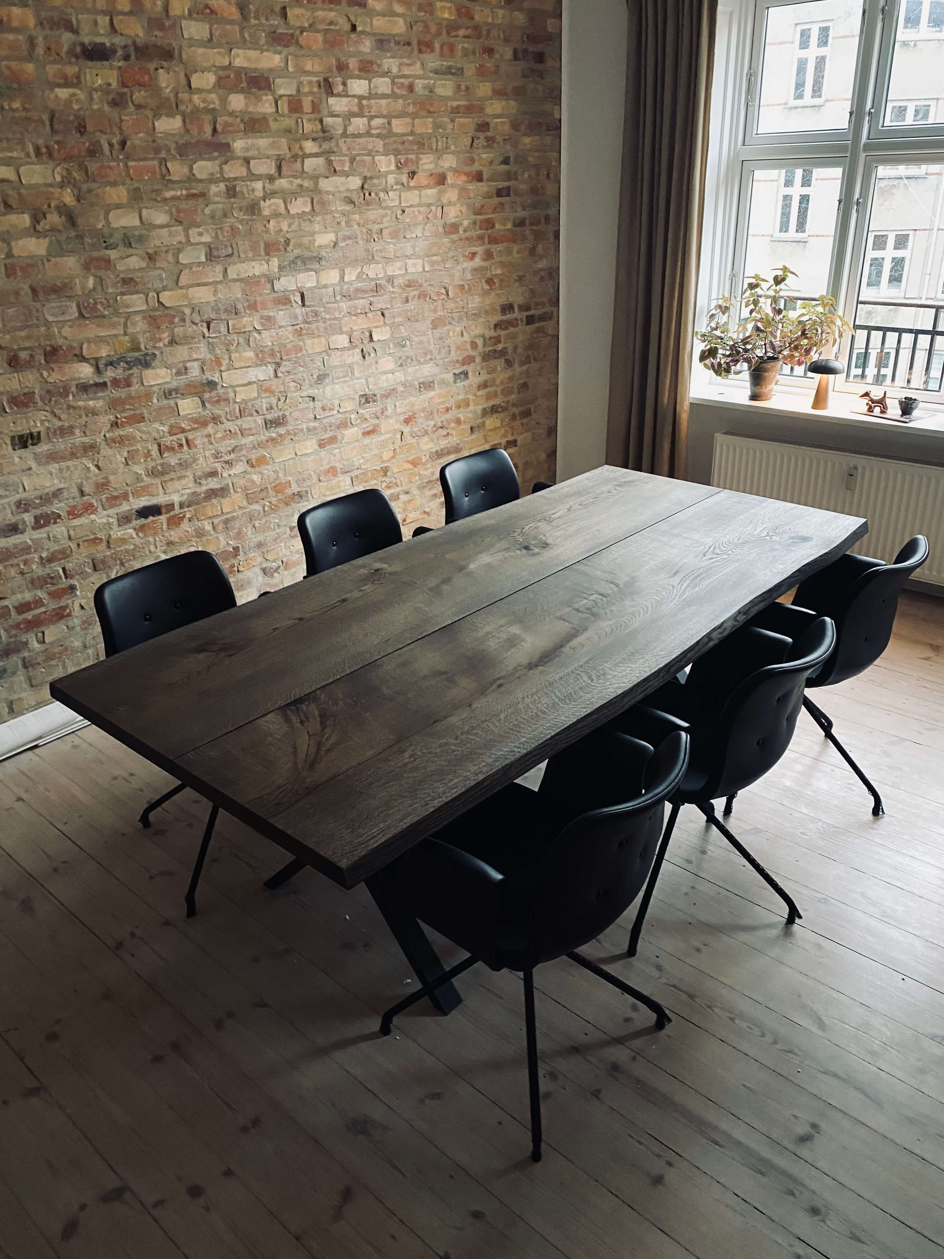 ET LILLE SORTOLIERET PLANKEBORD I EGETRÆ 4 CM til spisestuen