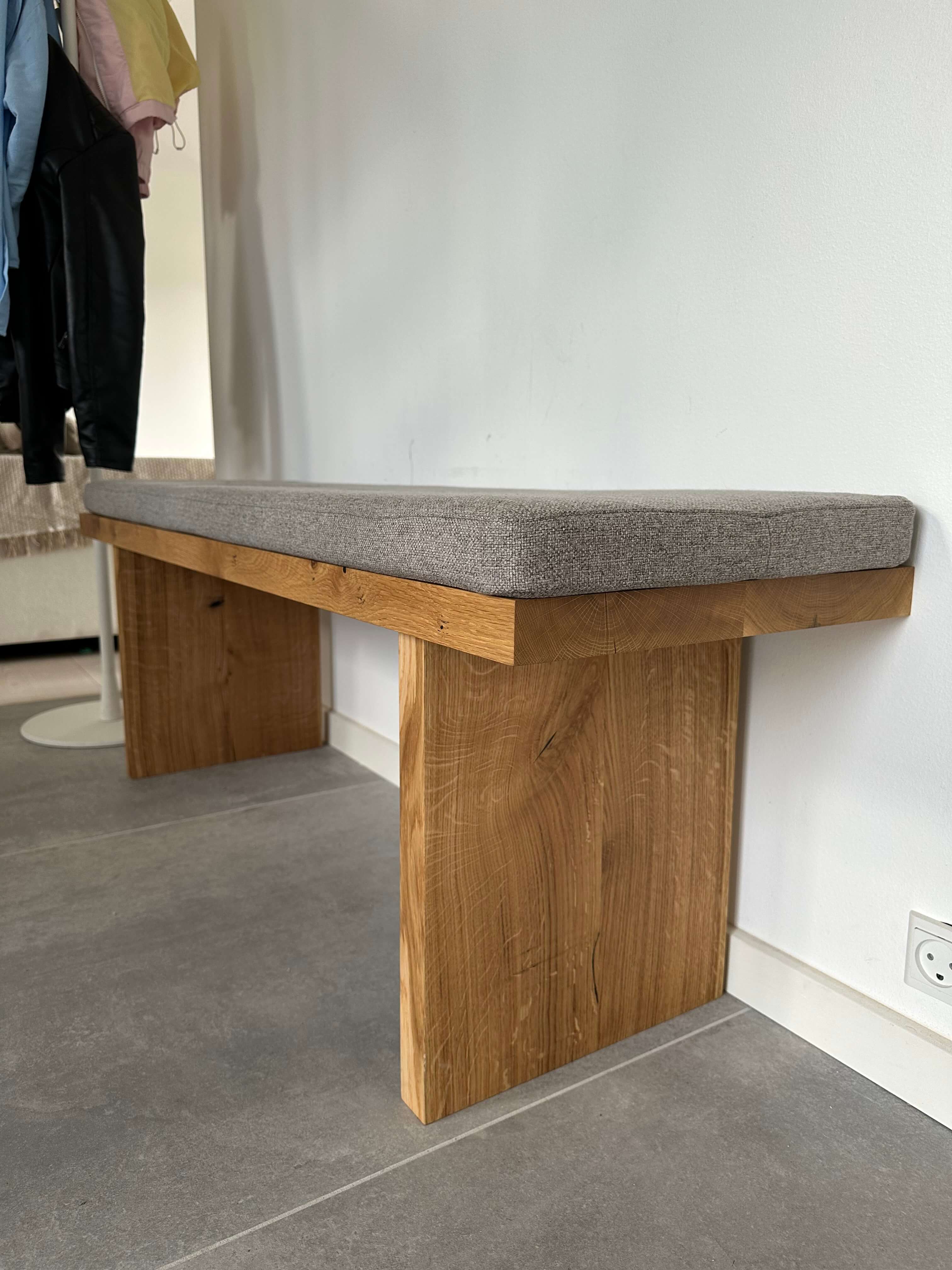 Naturolieret egetræsbænk med grå hynde på