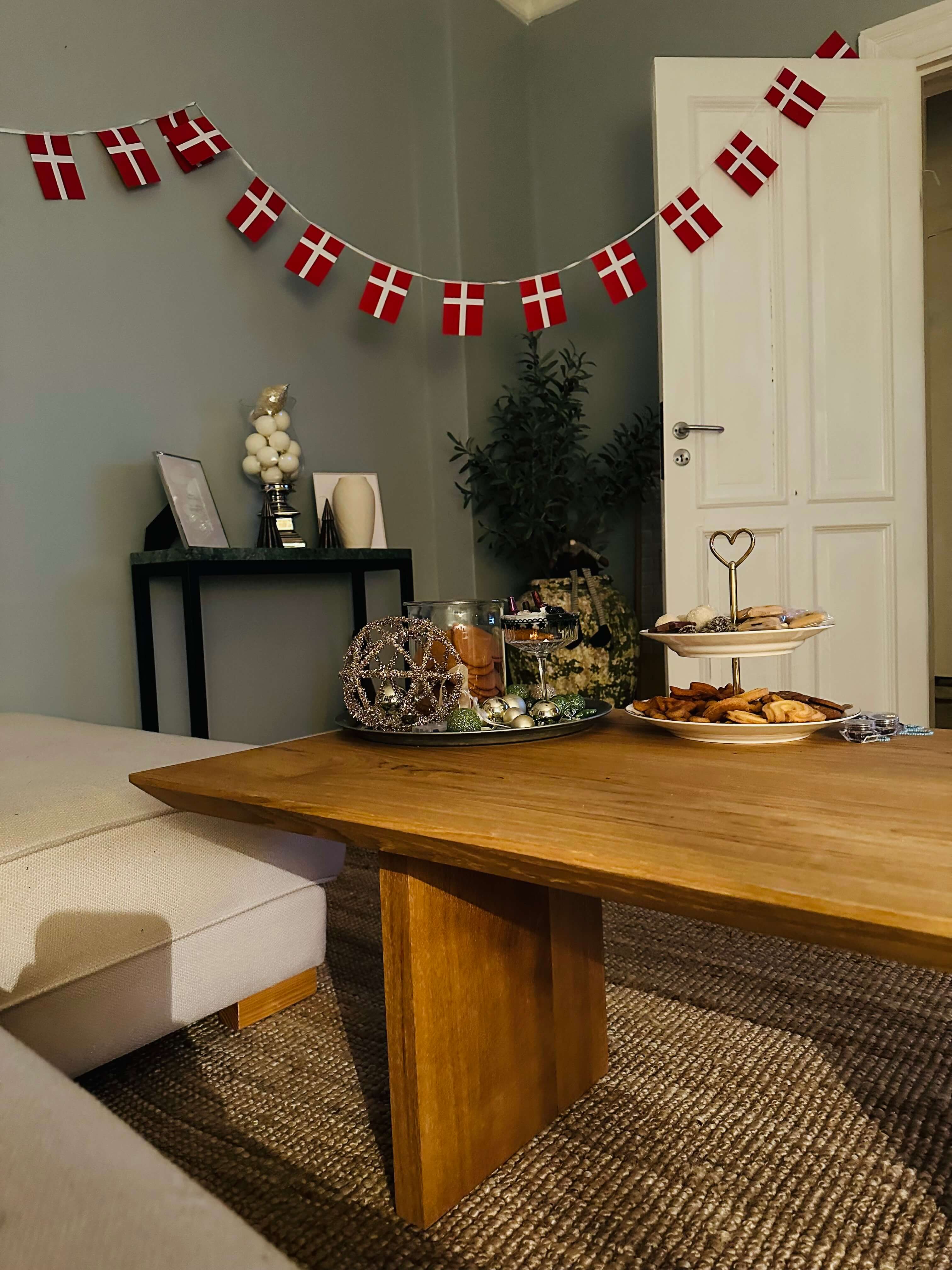 elegant sofabord i egetræ og naturfarver