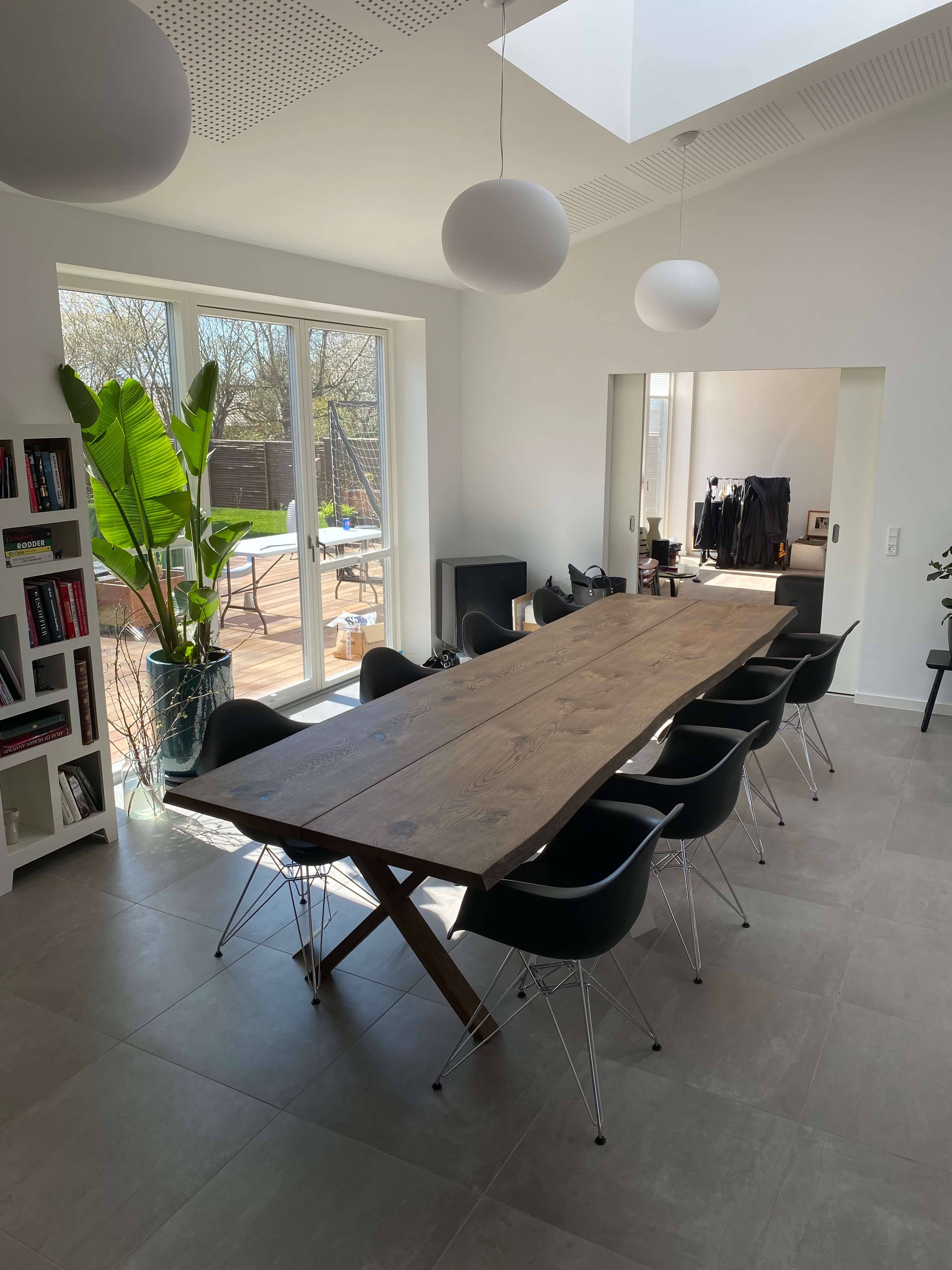 Langt sort spisebord i massive planker med plads til otte mennesker