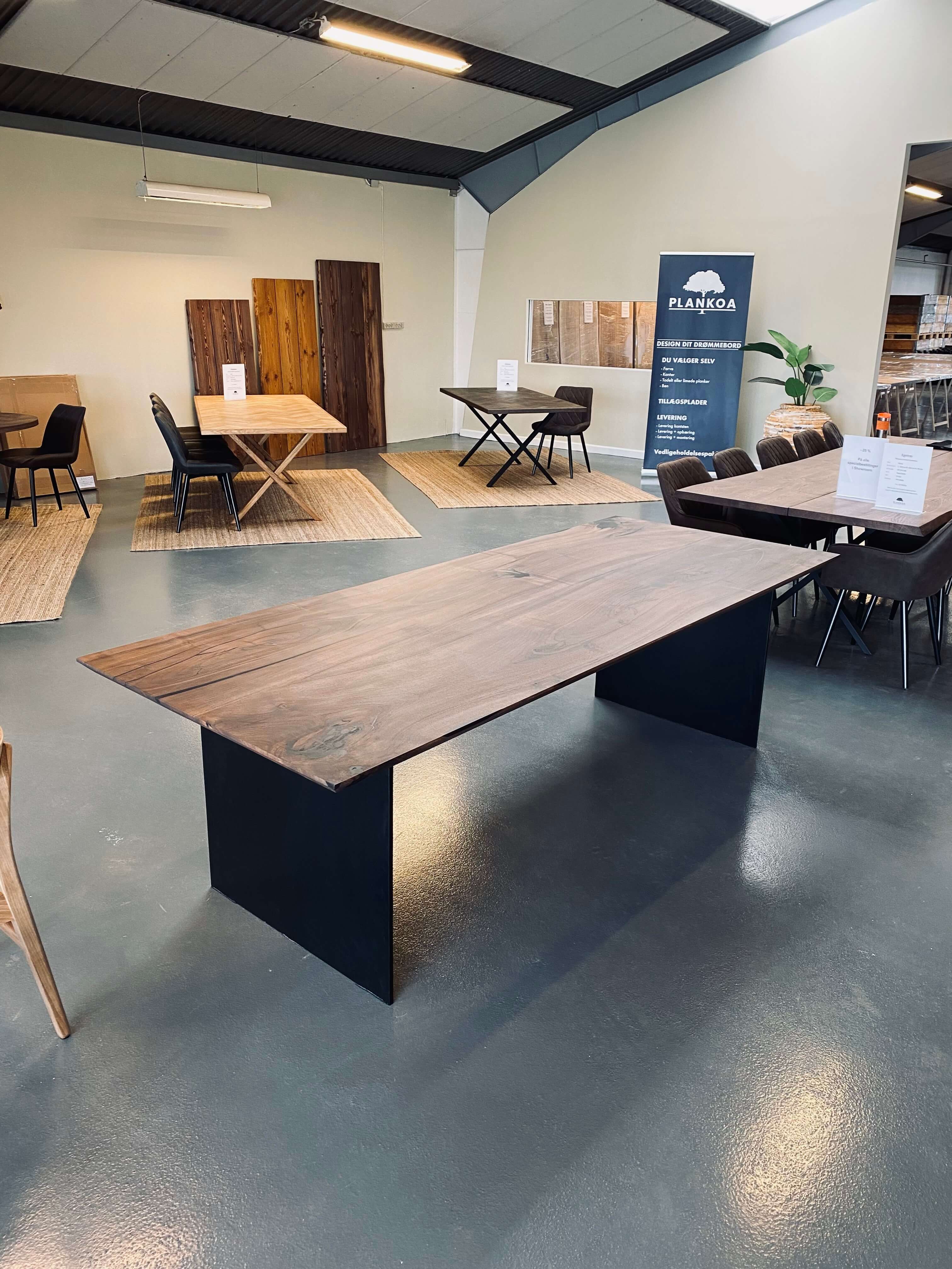 plankebord i mørk egetræ med træben