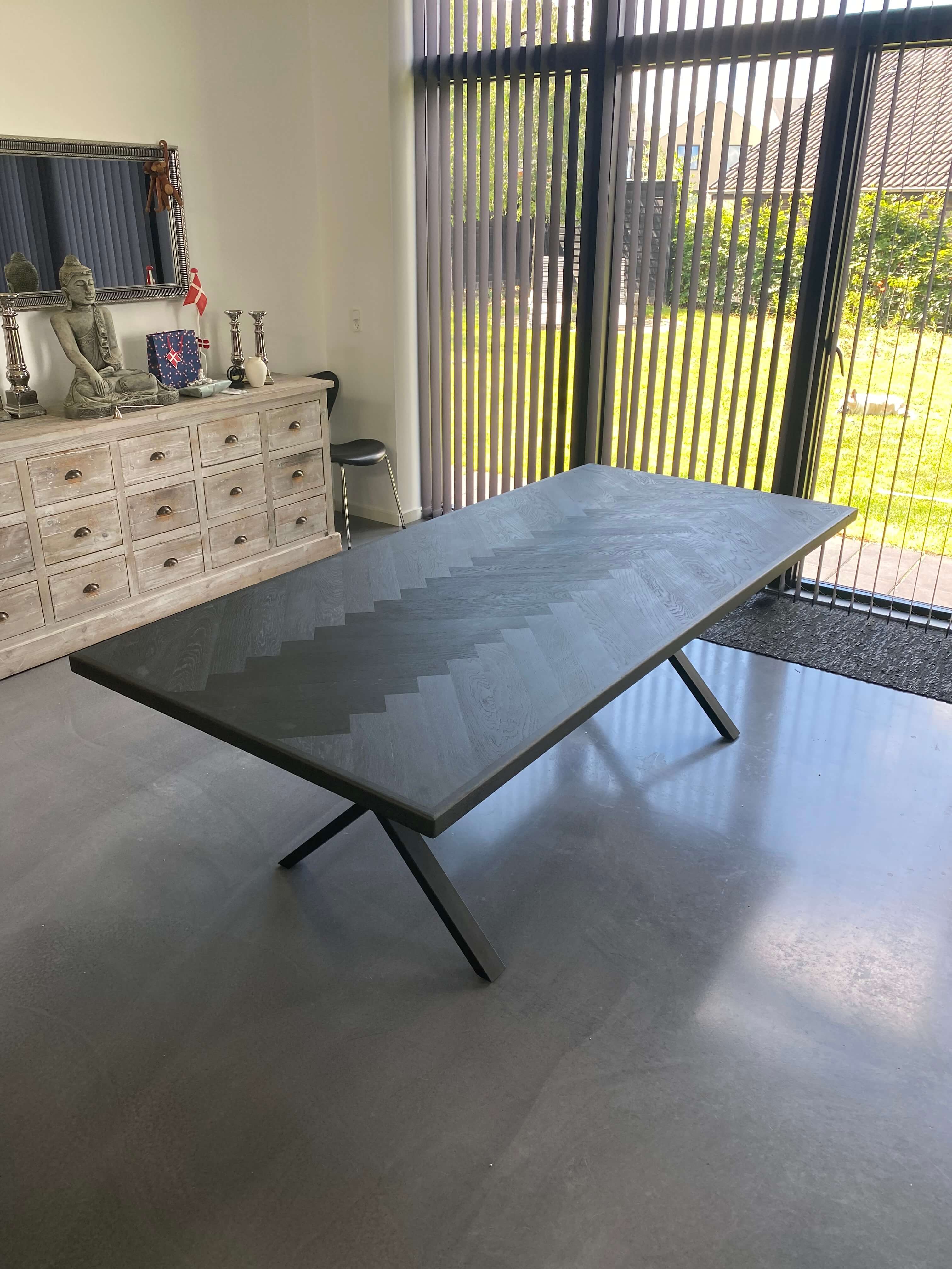 Flot sildebensbord i egetræ og sorte farver