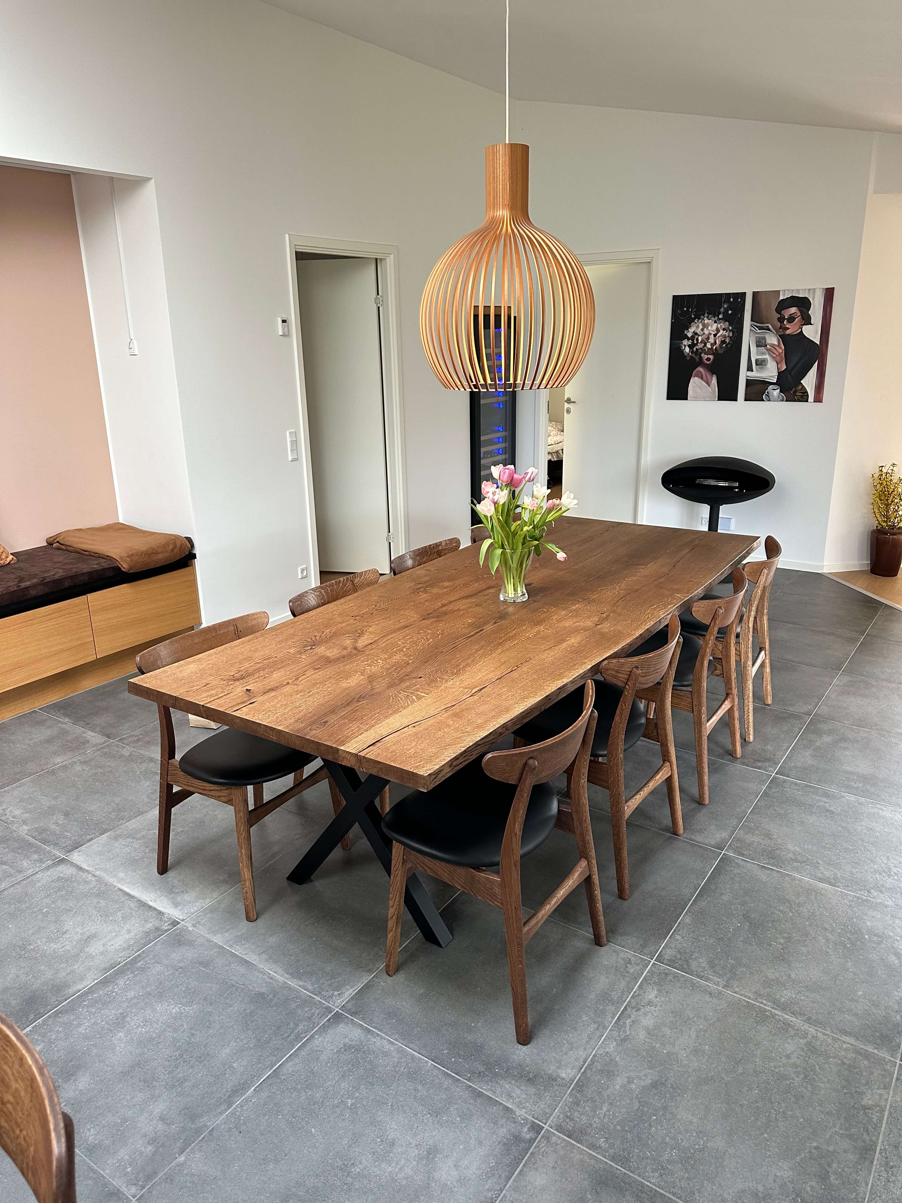 plankebord i brune farver med matchende stole og lampe