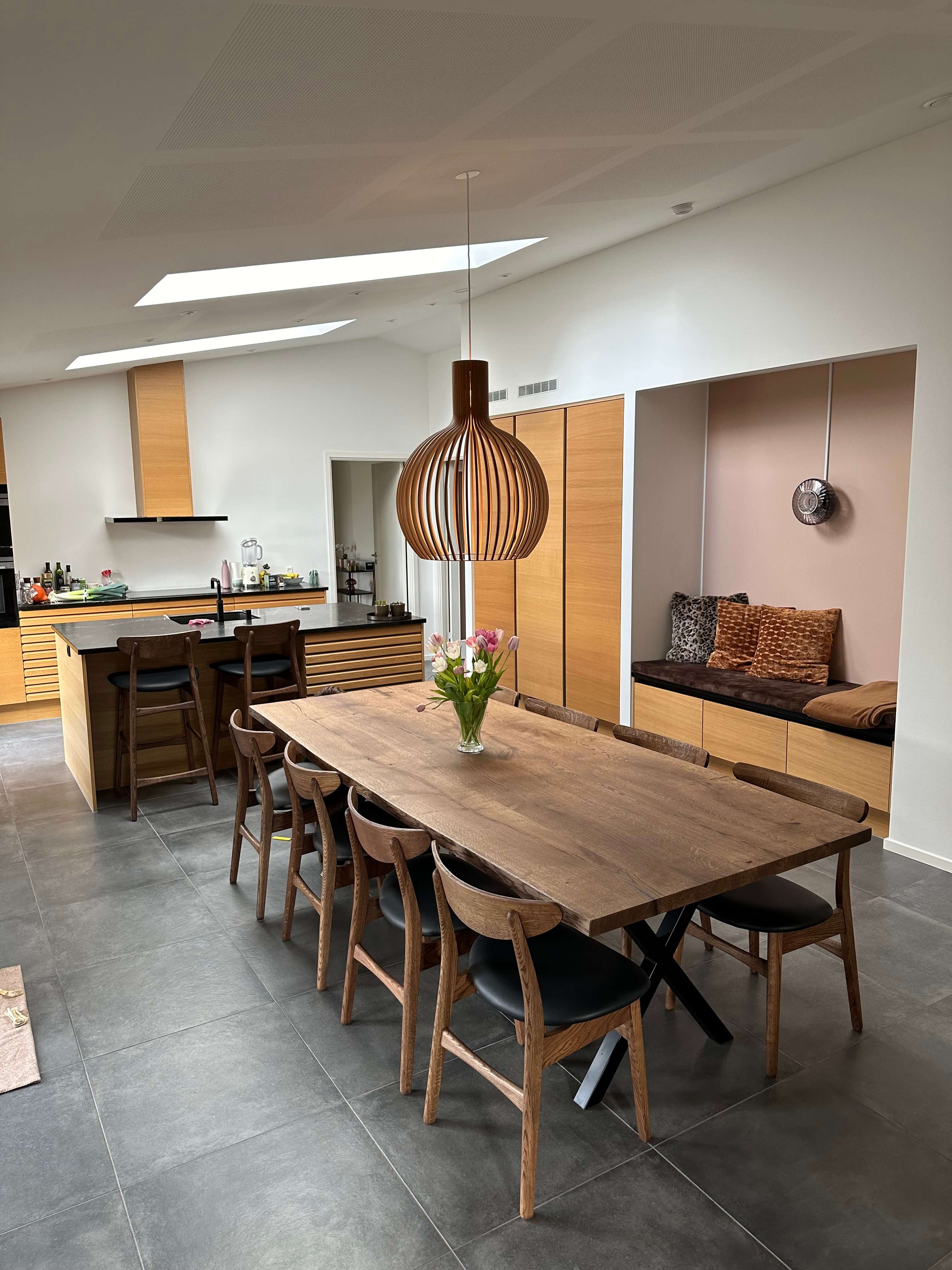 Mørkolieret plankebord i massive planker