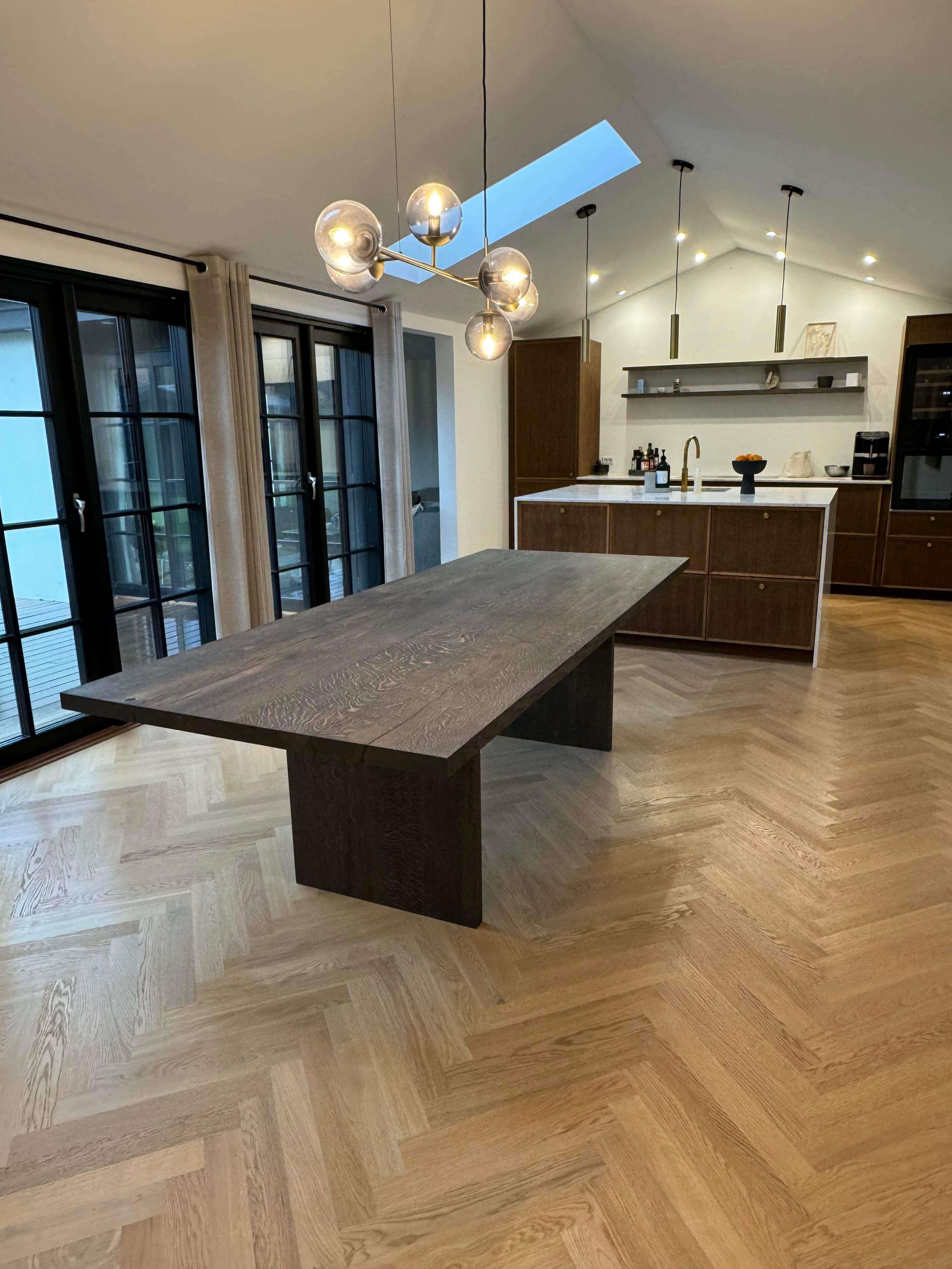 Klassisk sortolieret plankebord i egetræ