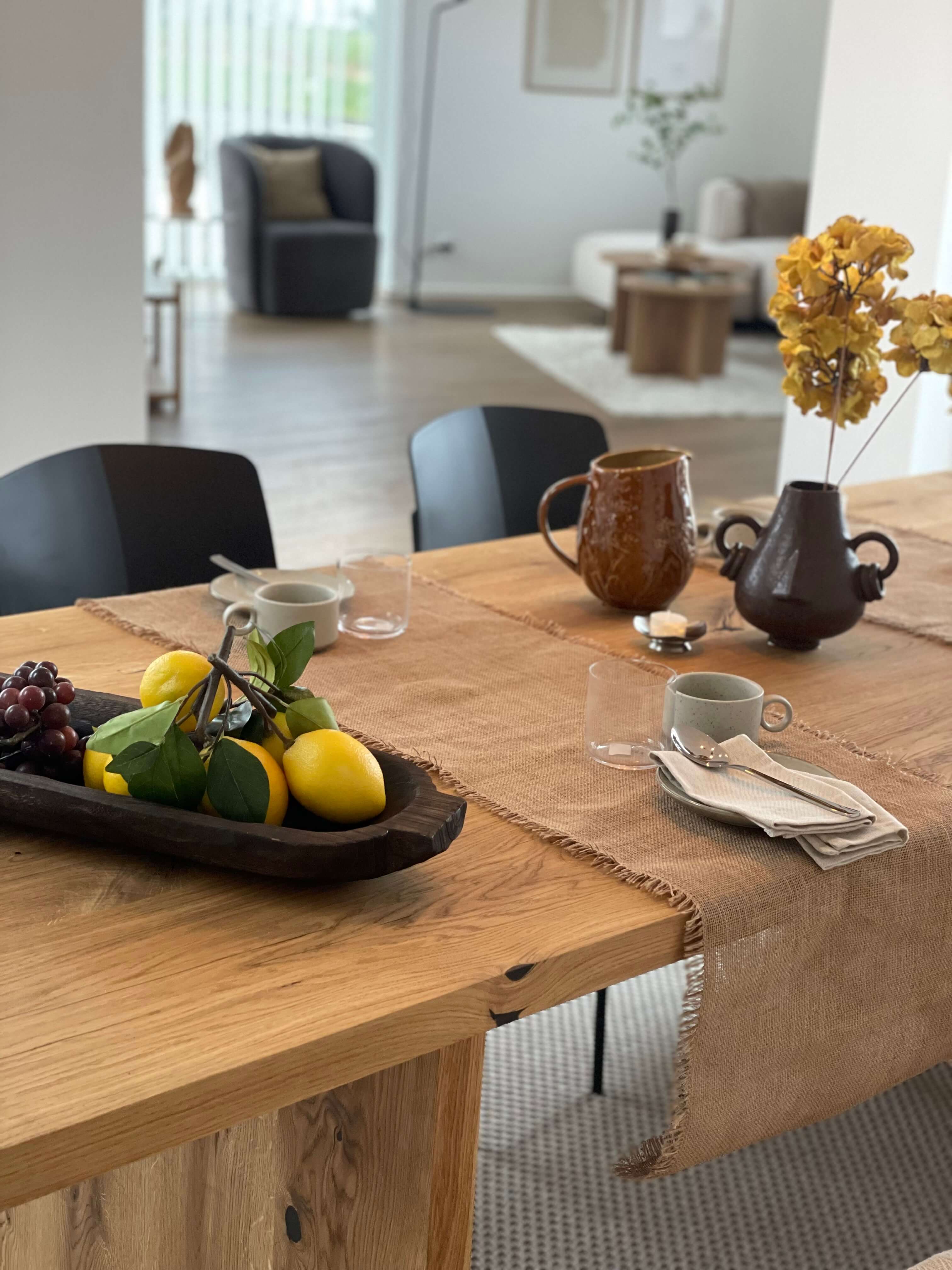 Naturolieret plankebord i egetræ med elegant opdækning