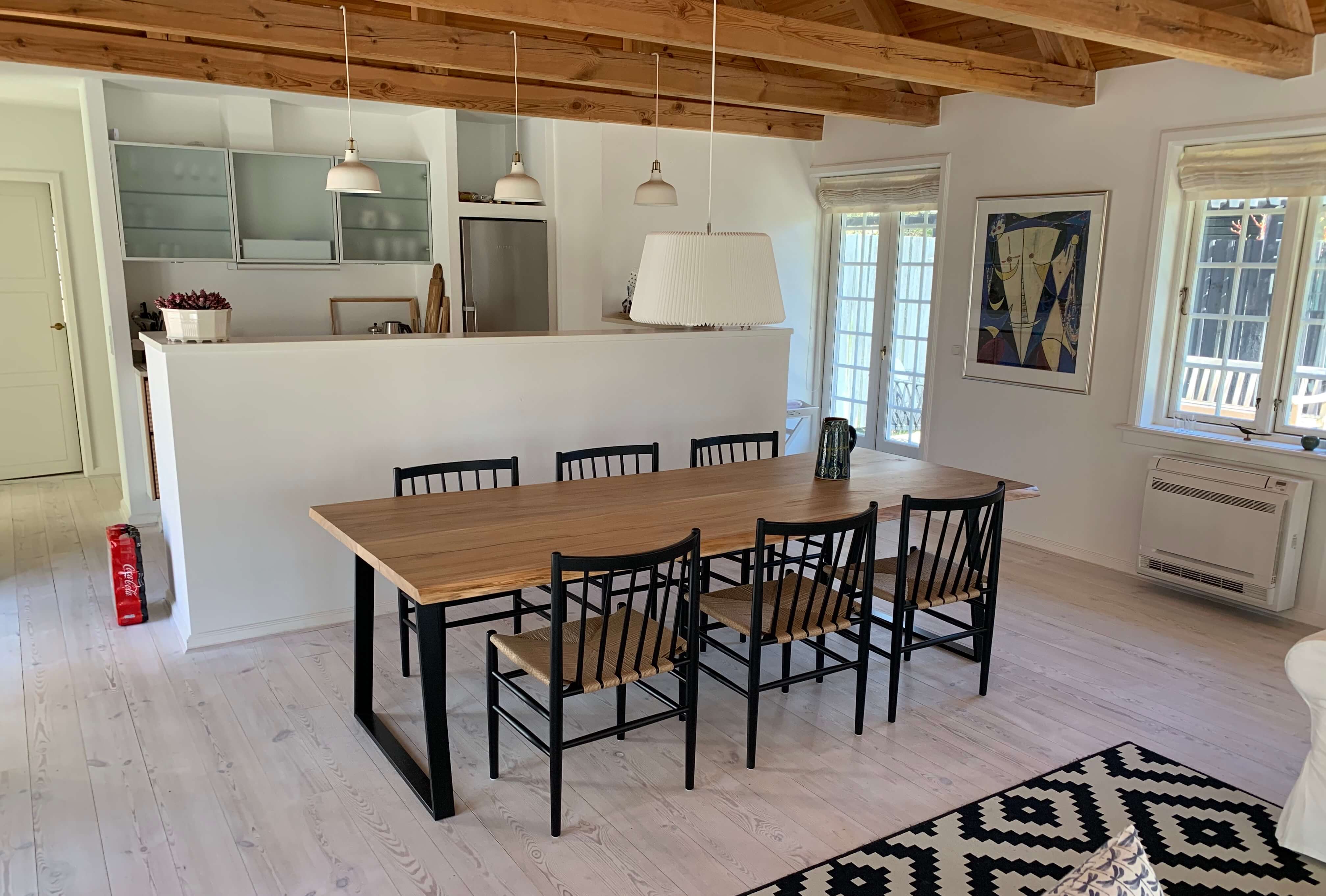 naturolieret plankebord i eg med matchende stole rundt om