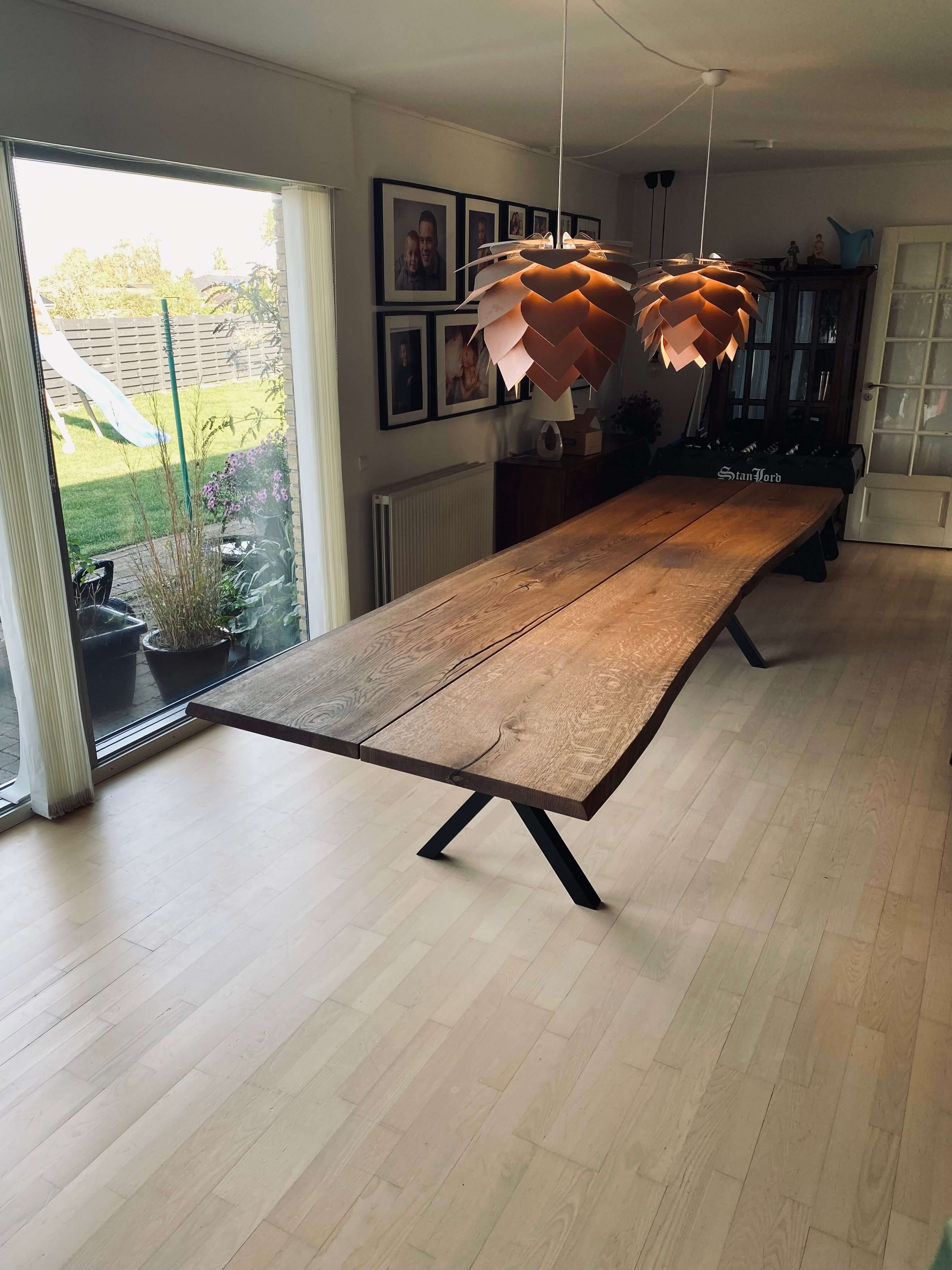 MØRKOLIERET PLANKEBORD I EGETRÆ 4 CM med opdelt midte