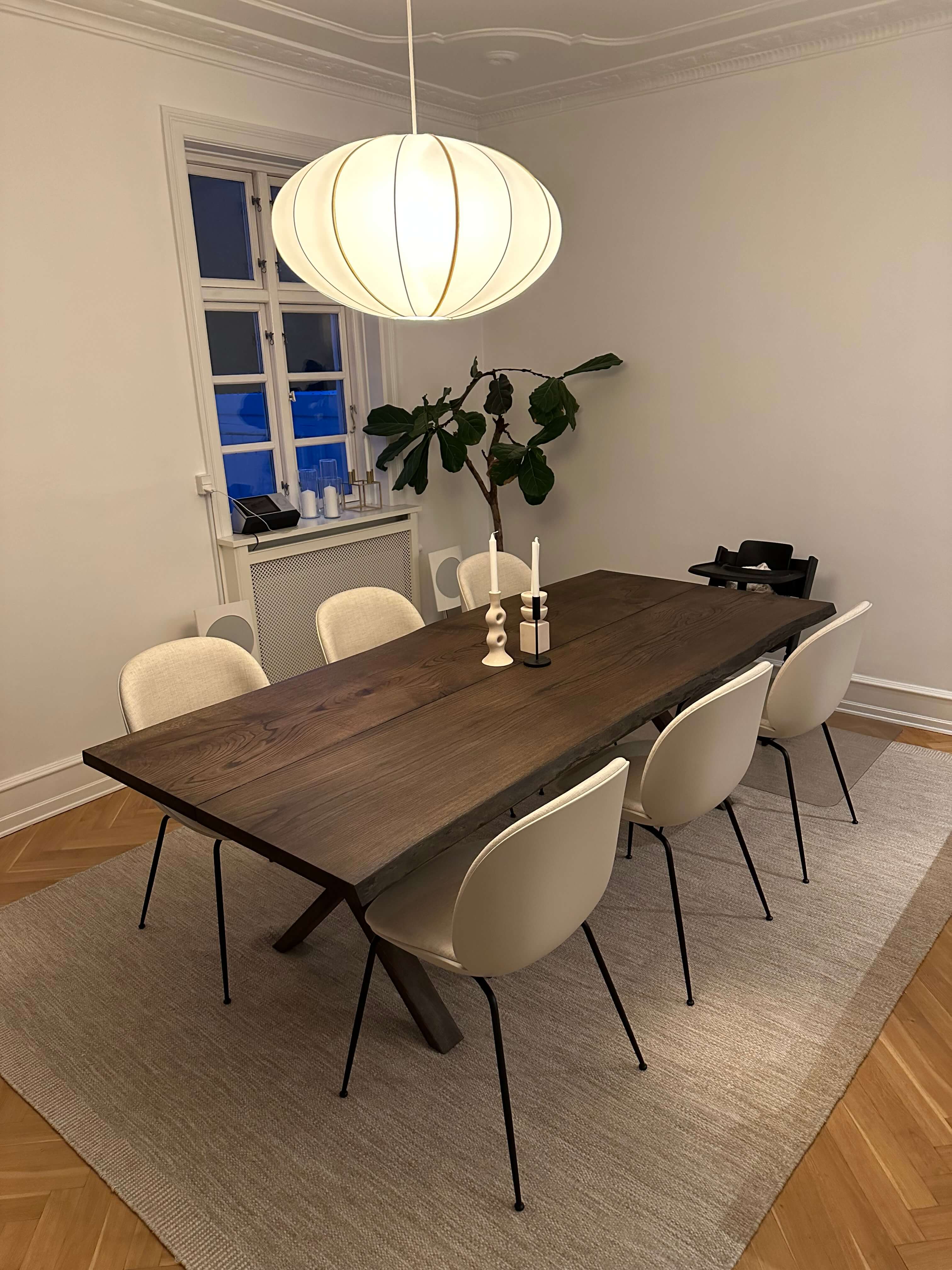 Sort spisebord i egetræ 4 cm