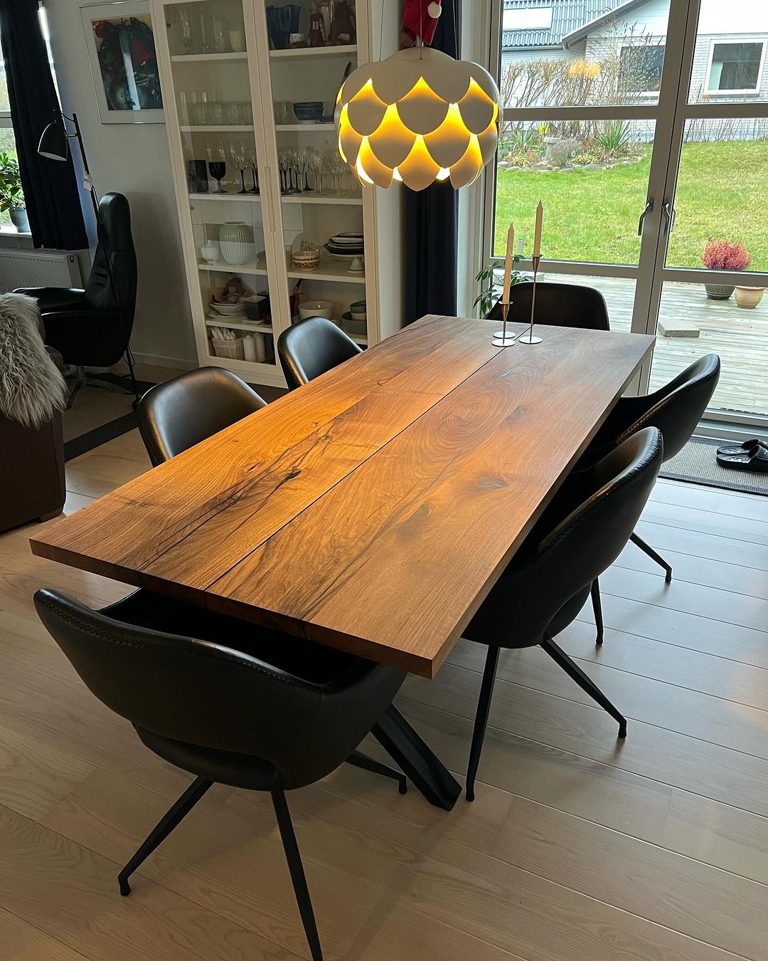 naturolieret plankebord i europæisk valnød med læderstole rundt om