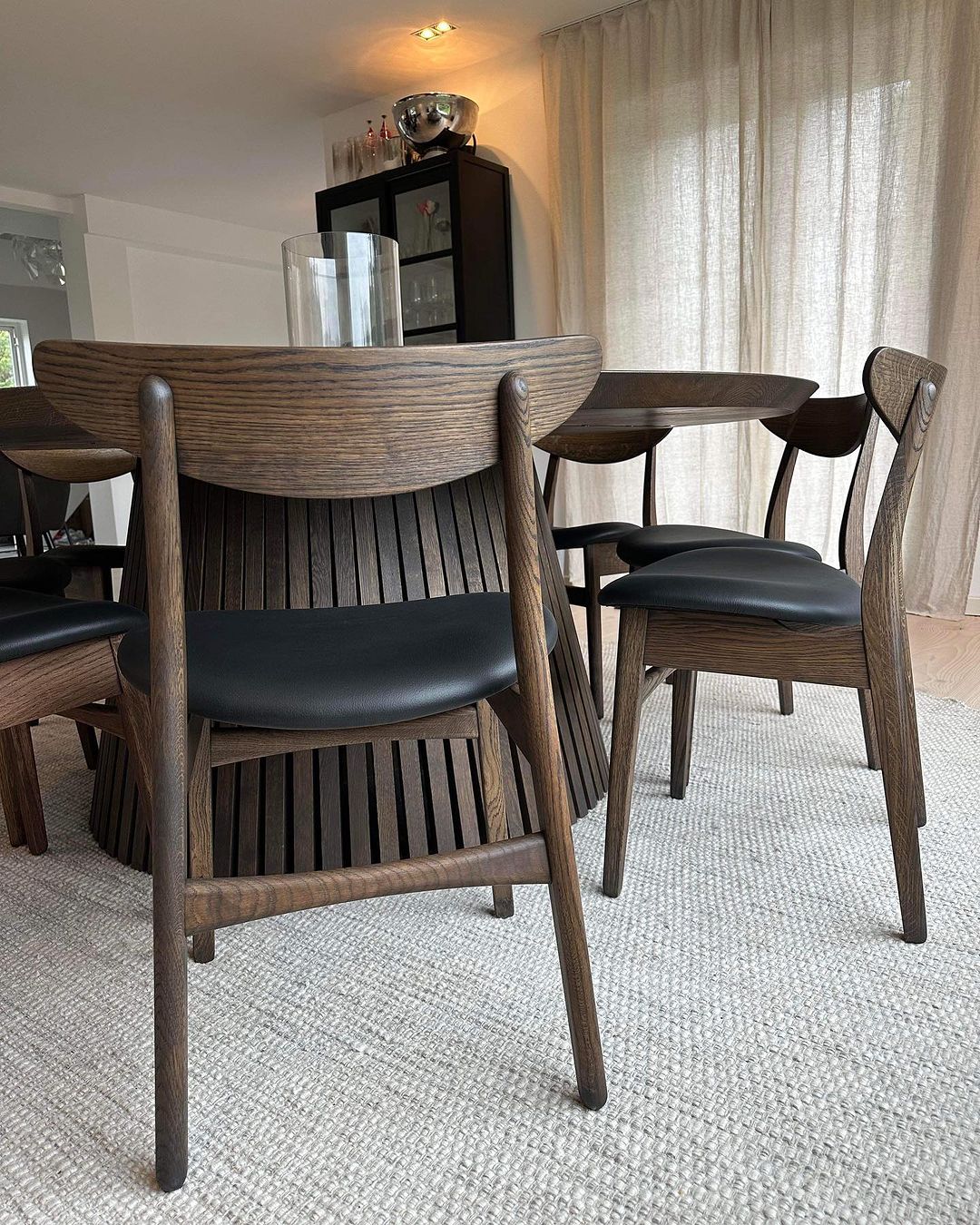 sortolieret træstole ved et sortolieret rundbord