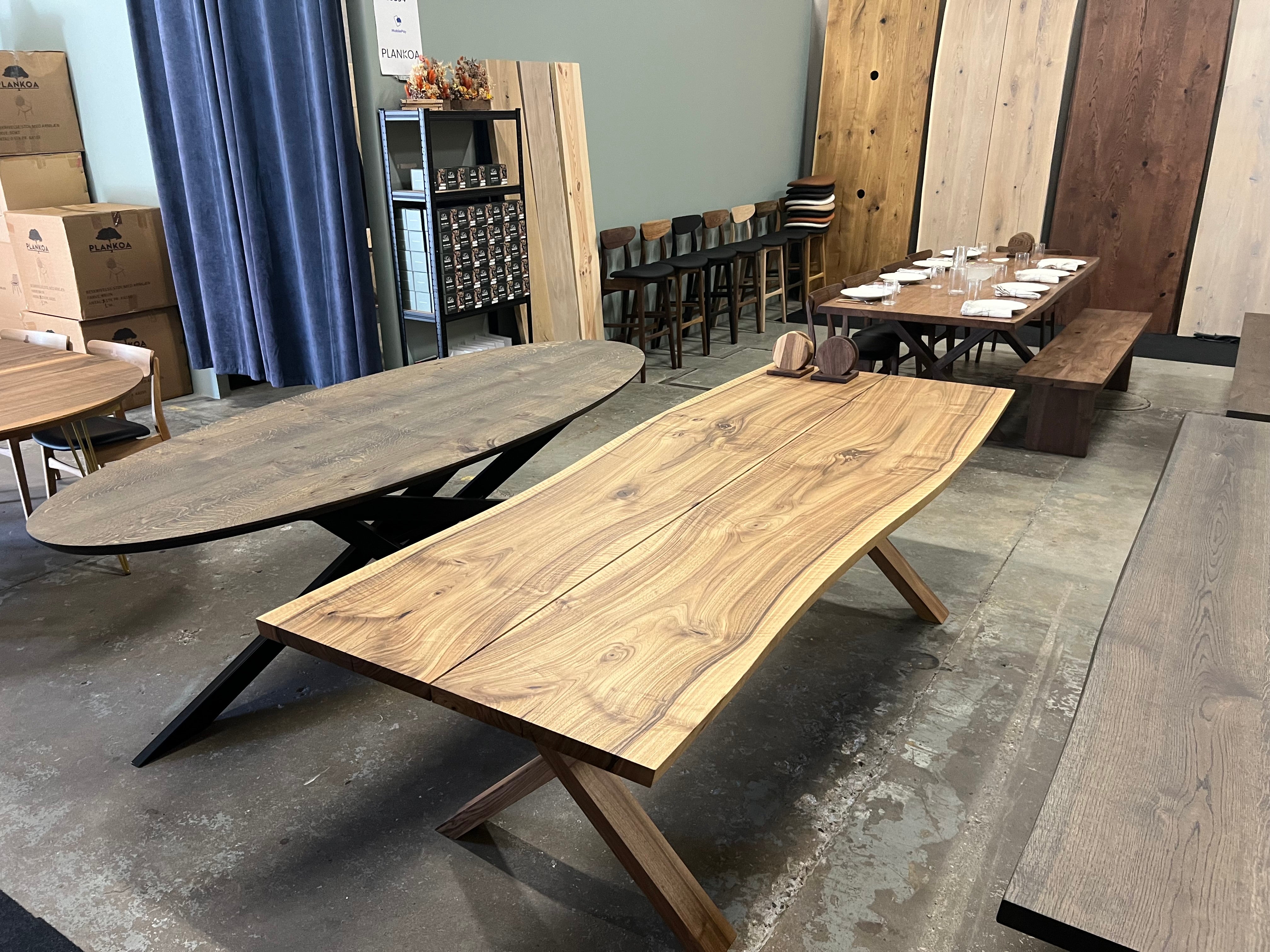 plankebord i oval form og plankebord med naturkanter i Plankoa showroom