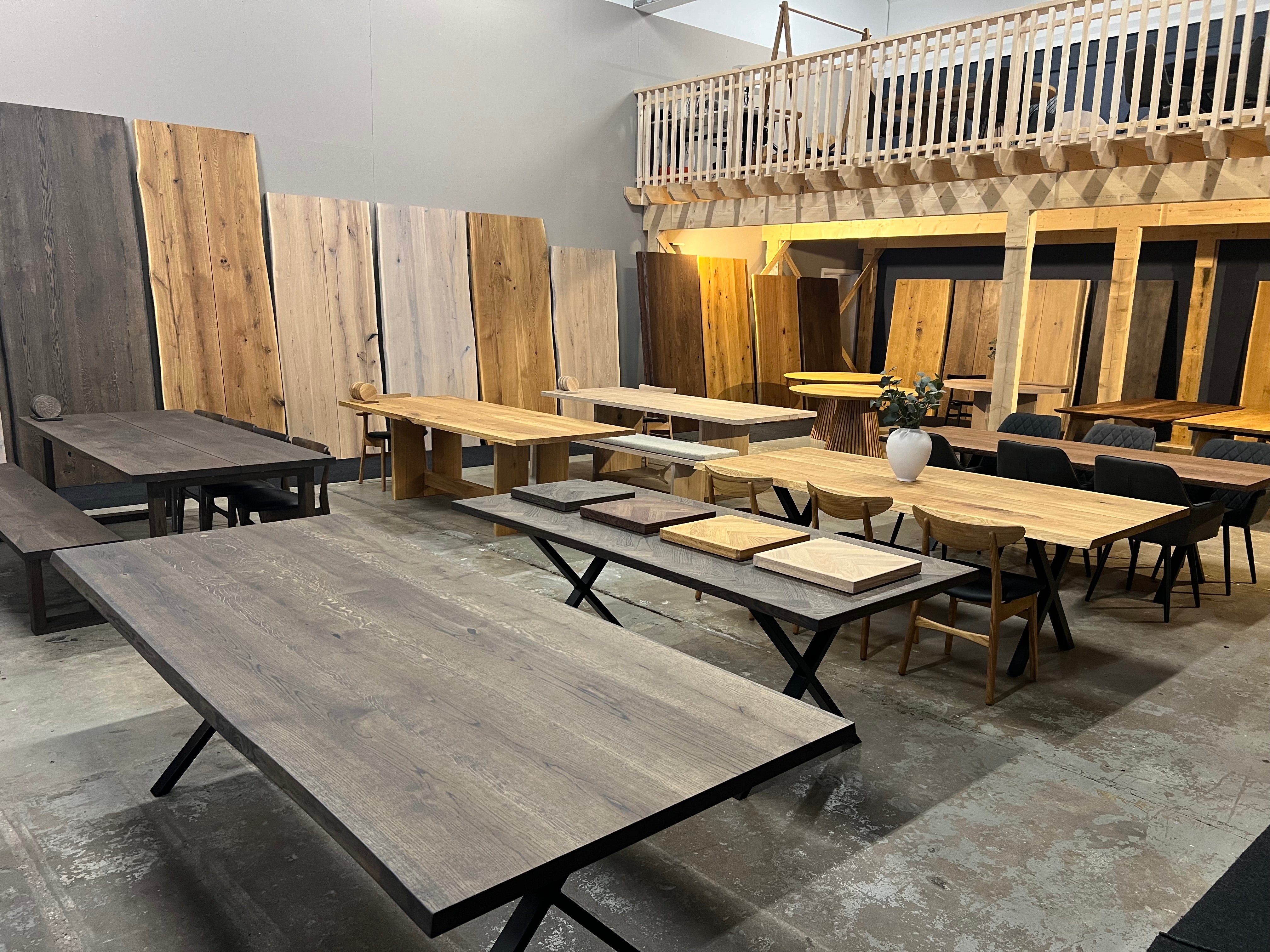 Plankebord i mange trætyper og farver i vores showroom